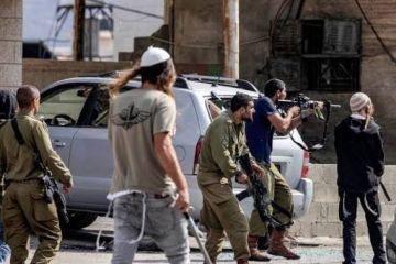 مستوطنون يقتحمون بلدة حجة ويعتدون على الفلسطينيين بالضفة الغربية مستوطنون يقتحمون بلدة حجة ويعتدون على الفلسطينيين بالضفة الغربية