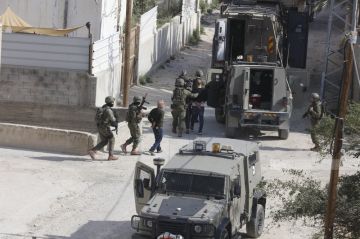العدو الإسرائيلي يعتقل 7 فلسطينيين من القدس وجنين ويبعد آخرين عن الأقصى العدو الإسرائيلي يعتقل 7 فلسطينيين من القدس وجنين ويبعد آخرين عن الأقصى