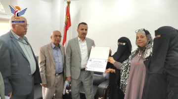 اتحاد الغرف التجارية يكرم القائم بأعمال رئيس مصلحة الضرائب والجمارك اتحاد الغرف التجارية يكرم القائم بأعمال رئيس مصلحة الضرائب والجمارك