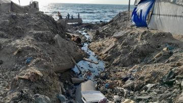 بلدية غزة تحذر من مخاطر صحية وبيئية جراء تدفق الصرف الصحي إلى البحر بلدية غزة تحذر من مخاطر صحية وبيئية جراء تدفق الصرف الصحي إلى البحر