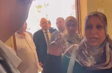 مديرة مدرسة مصرية تحرج مسؤولا.. ومطالب بتكريمها من الدولة مديرة مدرسة مصرية تحرج مسؤولا.. ومطالب بتكريمها من الدولة