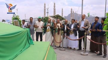 رؤساء مركزي الوثائق والمعلومات والدوائر بمكتب الرئاسة يزورون أضرحة الشهداء القادة رؤساء مركزي الوثائق والمعلومات والدوائر بمكتب الرئاسة يزورون أضرحة الشهداء القادة