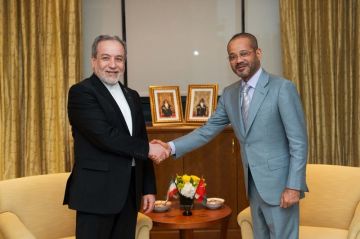 وزيرا الخارجية العماني والإيراني يبحثان الجهود المبذولة لرأب الصدع في عدد من العلاقات الإقليمية وزيرا الخارجية العماني والإيراني يبحثان الجهود المبذولة لرأب الصدع في عدد من العلاقات الإقليمية
