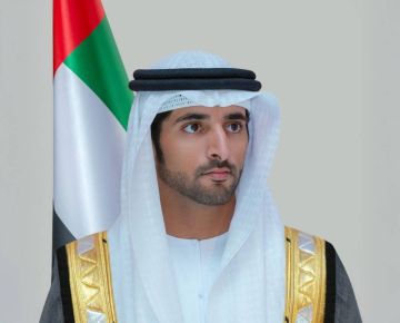 حمدان بن محمد يتقبل التعازي في وفاة المغفور له الشيخ أحمد بن راشد وبجانبه مكتوم وأحمد بن محمد حمدان بن محمد يتقبل التعازي في وفاة المغفور له الشيخ أحمد بن راشد وبجانبه مكتوم وأحمد بن محمد