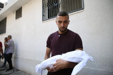 غزة.. الطفل فارس أبو كميل سبقه الموت بينما كان منتظرا للسفر للعلاج غزة.. الطفل فارس أبو كميل سبقه الموت بينما كان منتظرا للسفر للعلاج