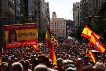 المئات يواصلون الاعتصام لليلة الثانية في ساحة بمدريد المئات يواصلون الاعتصام لليلة الثانية في ساحة بمدريد