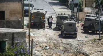 العدو الإسرائيلي يعتقل 5 فلسطينيين بالضفة الغربية العدو الإسرائيلي يعتقل 5 فلسطينيين بالضفة الغربية