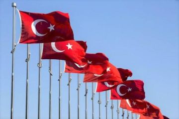 سباق مع الزمن لإنقاذ 10 مفقودين بعد غرق سفينة تركية سباق مع الزمن لإنقاذ 10 مفقودين بعد غرق سفينة تركية