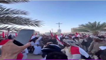 نازحون يؤدون البرعة في سيئون..هذا هو المسار السعودي لمن يريد أن يفهم! نازحون يؤدون البرعة في سيئون..هذا هو المسار السعودي لمن يريد أن يفهم!