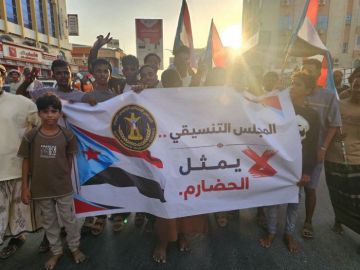 حشود حضرموت تكسر حصار المكلا لإحياء ذكرى الجيش الجنوبي حشود حضرموت تكسر حصار المكلا لإحياء ذكرى الجيش الجنوبي