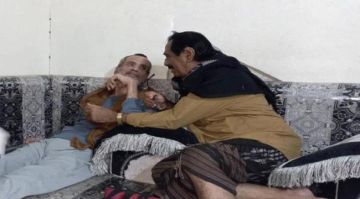 وفد من المجلس الانتقالي يطمئن على صحة المناضل عباس العسل وفد من المجلس الانتقالي يطمئن على صحة المناضل عباس العسل