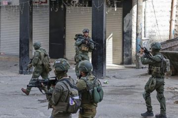 العدو الإسرائيلي يشن اقتحامات ومداهمات تطال عدة مدن وبلدات بالضفة الغربية العدو الإسرائيلي يشن اقتحامات ومداهمات تطال عدة مدن وبلدات بالضفة الغربية