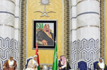 سلطان عمان يصل جدة.. وولي العهد السعودي في مقدمة مستقبليه سلطان عمان يصل جدة.. وولي العهد السعودي في مقدمة مستقبليه