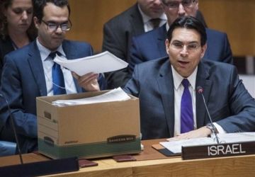 سفير العدو الإسرائيلي يثور عند رؤيته صورة سليماني على طاولة إيران بالأمم المتحدة سفير العدو الإسرائيلي يثور عند رؤيته صورة سليماني على طاولة إيران بالأمم المتحدة