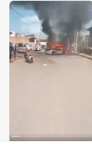 مقطع فيديو جديد لإحراق سيارة وزير دفاع عدن وأسر مرافقيه