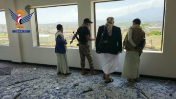 المساوى يطلع على أضرار استهداف طيران العدو السعودي لمقر السلطة المحلية المساوى يطلع على أضرار استهداف طيران العدو السعودي لمقر السلطة المحلية