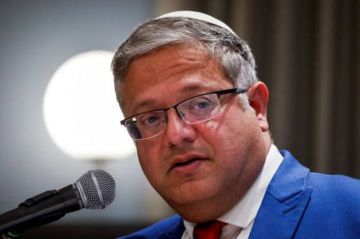 بن غفير يقتحم زنزانة القيادي حسن سلامة بن غفير يقتحم زنزانة القيادي حسن سلامة