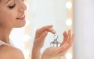 من العطر إلى كريم الجسم.. كيف تبنين روتينا كاملا يحمل الرائحة نفسها؟