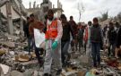 انتشال رفات 28 شهيدا فلسطينيا من منزل لعائلة أبو نعمة بغزة