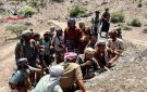 الفريق محمود الصبيحي واللواء حمدي شكري في الخطوط الأمامية لجبهات الصبيحة ويشيدان بثبات المقاتلين - ye