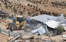 العدو الإسرائيلي يهدم مساكن وبركسات وآبار مياه وحظائر أغنام في التبان بمسافر يطا - ye