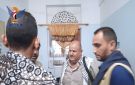 تعز .. زيارة ضحايا جريمة العدو السعودي بعزلة أخدوع أسفل وتوزيع مساعدات إغاثية للأسر النازحة