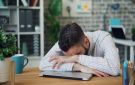 (خمول ما بعد الظهر).. لماذا نشعر بالنعاس بعد تناول الغداء؟