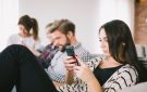 أسباب تجعلك تشعرين أن الجميع يعيشون حياة أفضل منك على مواقع التواصل الاجتماعي - ye