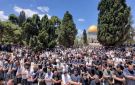 عشرات آلاف الفلسطينيين يؤدون صلاة الجمعة في المسجد الأقصى المبارك