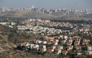 العدو الإسرائيلي ومستوطنوه يعتدون على الفلسطينيين وممتلكاتهم في الضفة الغربية