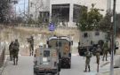 العدو الإسرائيلي يعتقل 14 فلسطينيا ويواصل اقتحاماته بالضفة - ye