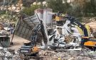 العدو الإسرائيلي يهدم خمسة بركسات سكنية وحظيرة أغنام في عناتا ويعتدي على الفلسطينيين