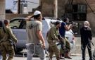 مستوطنون يقتحمون بلدة حجة ويعتدون على الفلسطينيين بالضفة الغربية