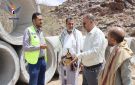 محافظ البيضاء يتفقد سير العمل بمشروعين في مجال الطرق والجسور