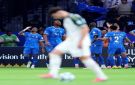 الهلال يستعرض بثلاثية في شباك الأهلي ويتصدر الدوري