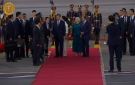 الرئيس السيسي وقرينته يستقبلان الرئيس الصيني في مطار القاهرة