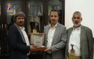 تكريم القائم بأعمال رئيس مصلحة الضرائب والجمارك لدعمه لمبادرة إنتاج الأعلاف الحيوانية