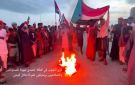 شباب المكلا يتصدون لمهزلة المستوطنين ويحرقون علم الوحدة البغيض