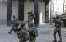 العدو الإسرائيلي يشن اقتحامات ومداهمات تطال عدة مدن وبلدات بالضفة الغربية