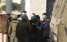 العدو الإسرائيلي يعتقل خمسة فلسطينيين بينهم طفل وأسير محرر في الضفة والقدس