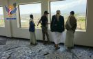 المساوى يطلع على أضرار استهداف طيران العدو السعودي لمقر السلطة المحلية - ye