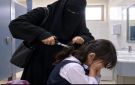 مجهولة تقص شعر طفلة وتحبسها داخل حمام مدرسة الغرباني بعدن - ye